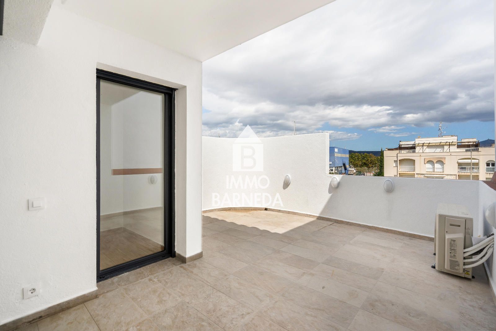 🏡 Renovated townhouse with mooring and canal views