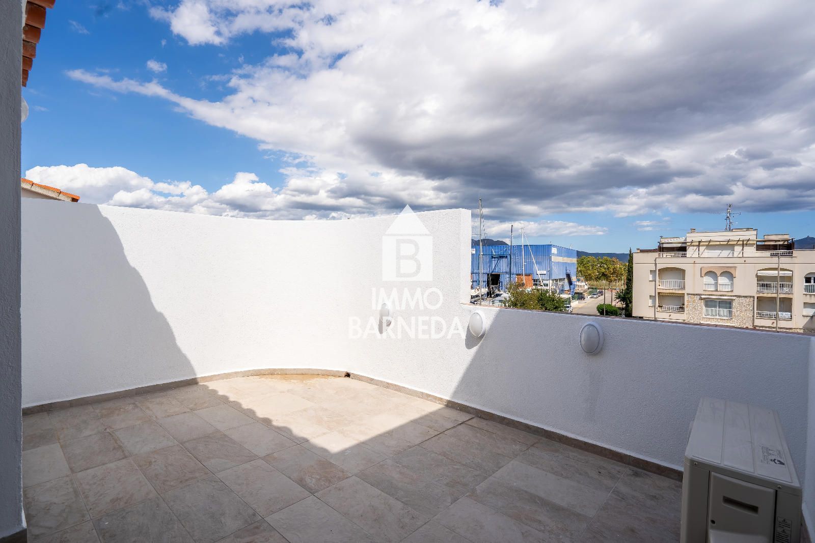 🏡 Renovated townhouse with mooring and canal views