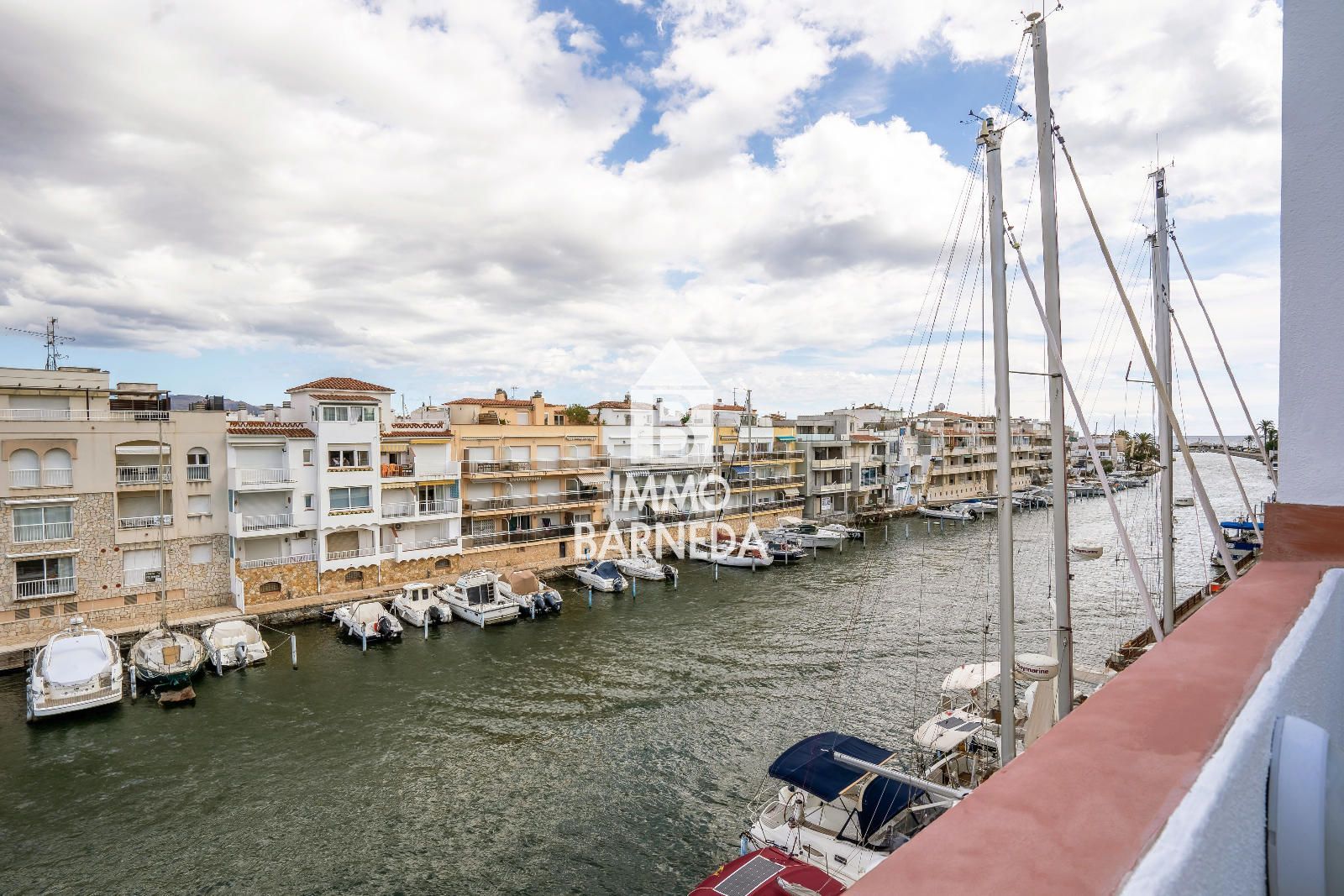 🏡 Renovated townhouse with mooring and canal views