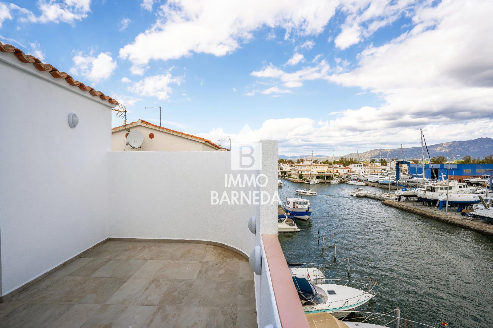 🏡 Renovated townhouse with mooring and canal views
