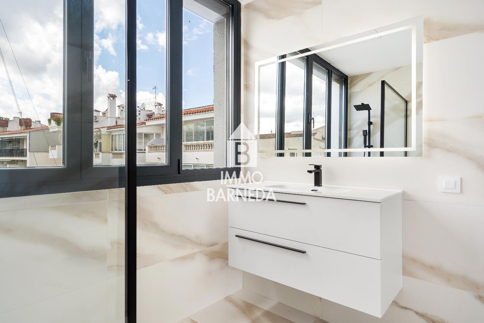 🏡 Renovated townhouse with mooring and canal views