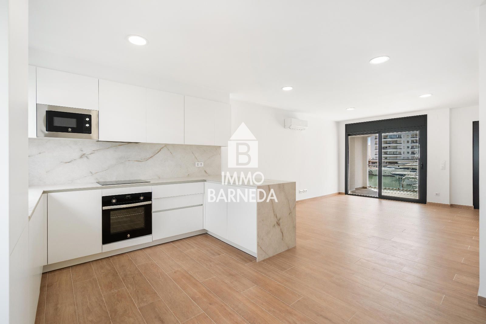 🏡 Renovated townhouse with mooring and canal views