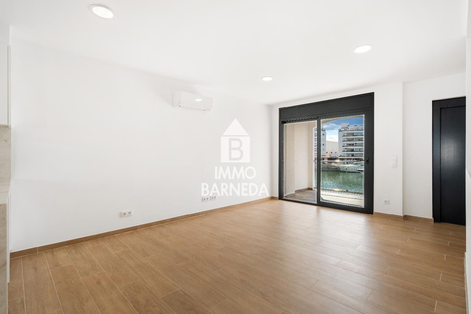 🏡 Renovated townhouse with mooring and canal views