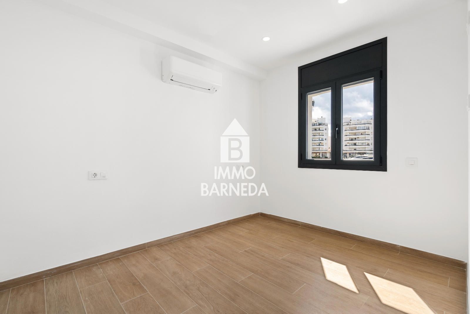 🏡 Renovated townhouse with mooring and canal views