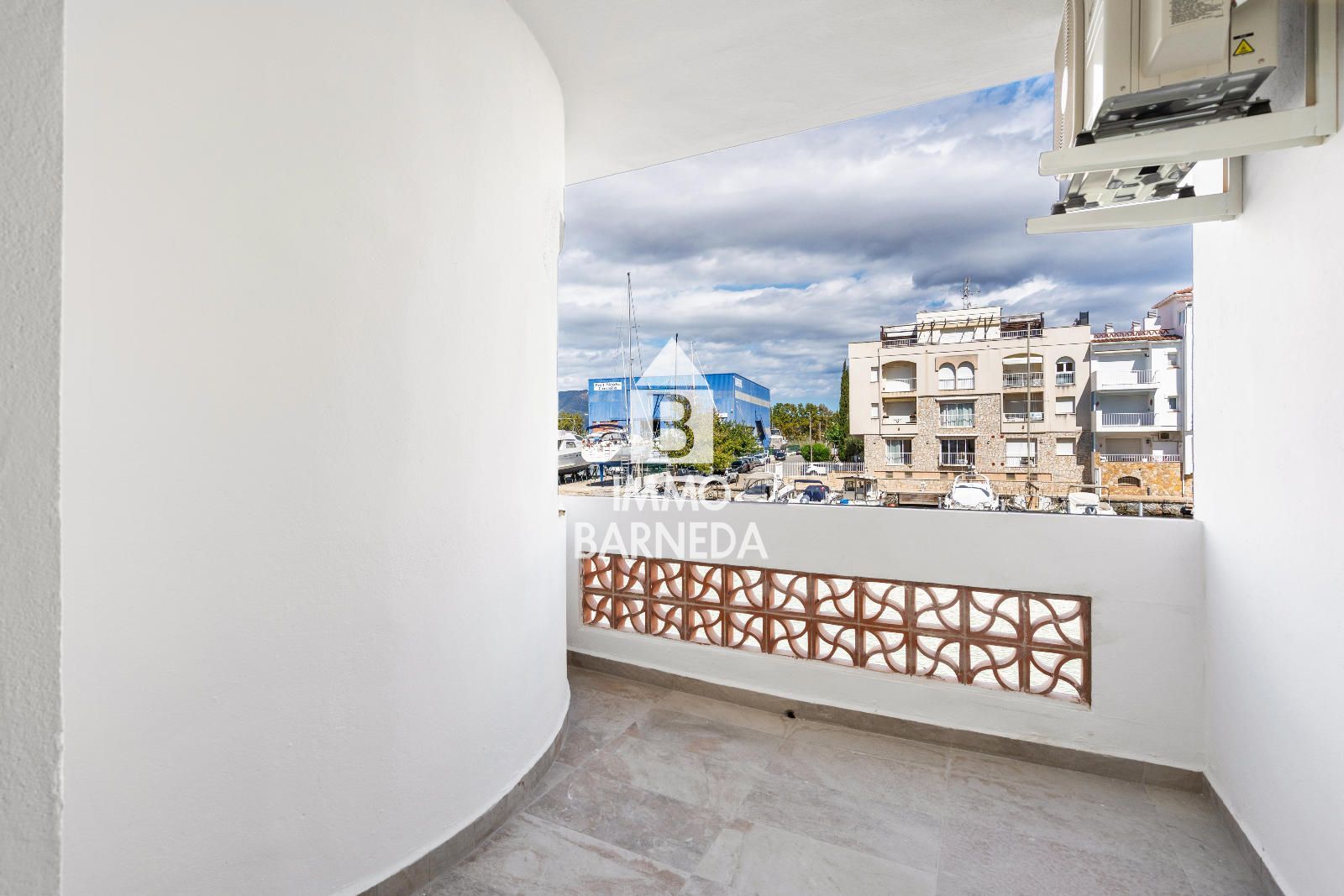 🏡 Renovated townhouse with mooring and canal views