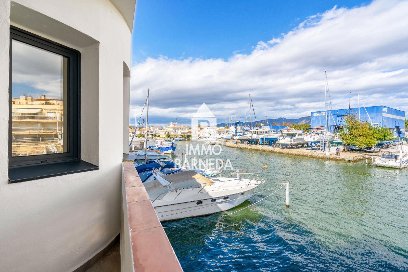 🏡 Casa adosada reformada con amarre y vistas al canal