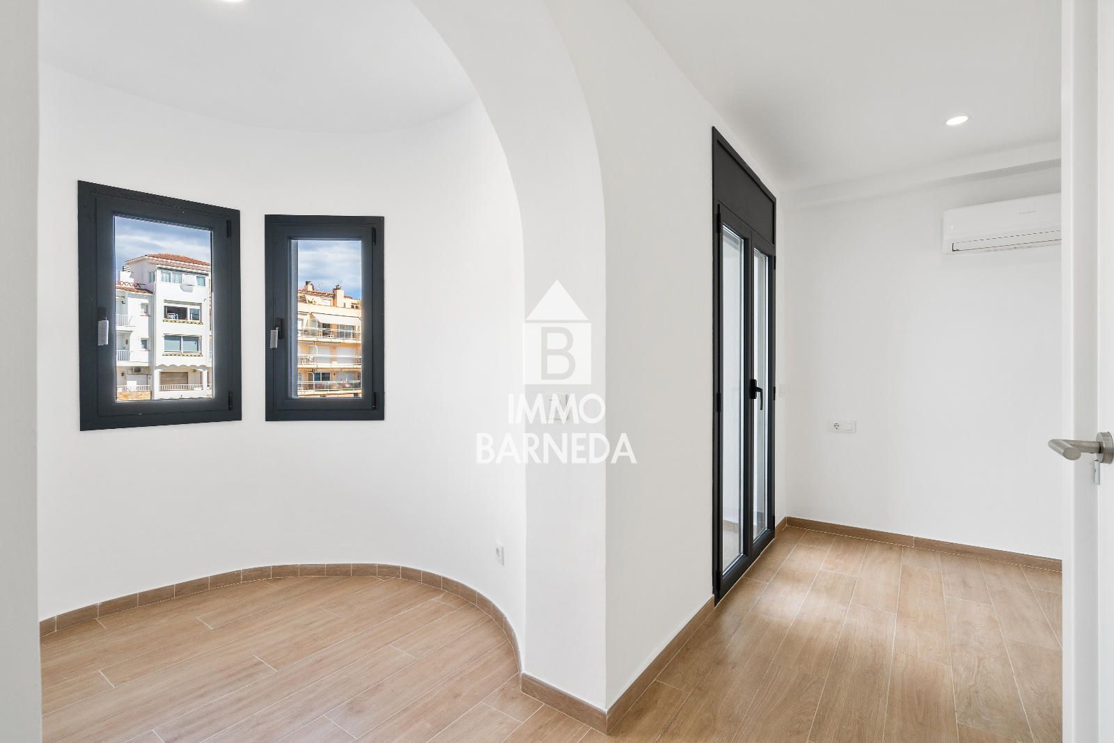 🏡 Renovated townhouse with mooring and canal views