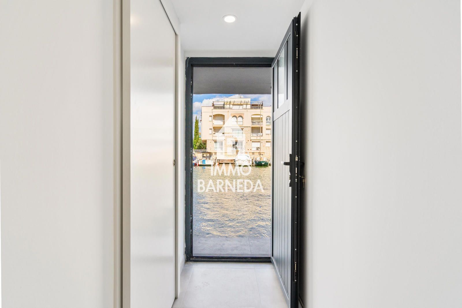 🏡 Renovated townhouse with mooring and canal views