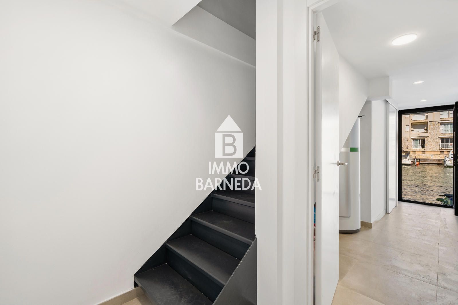 🏡 Renovated townhouse with mooring and canal views