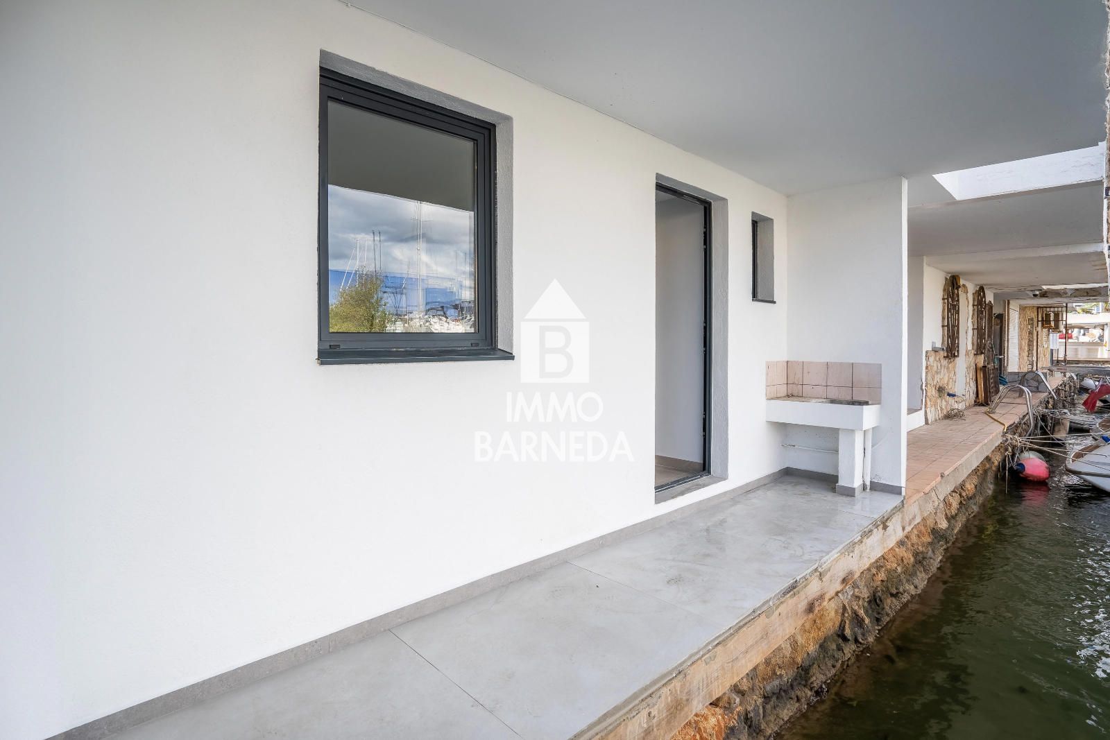 🏡 Renovated townhouse with mooring and canal views