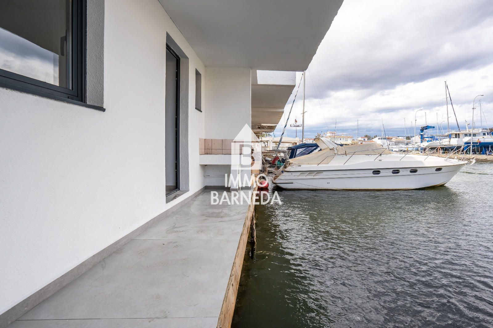 🏡 Renovated townhouse with mooring and canal views