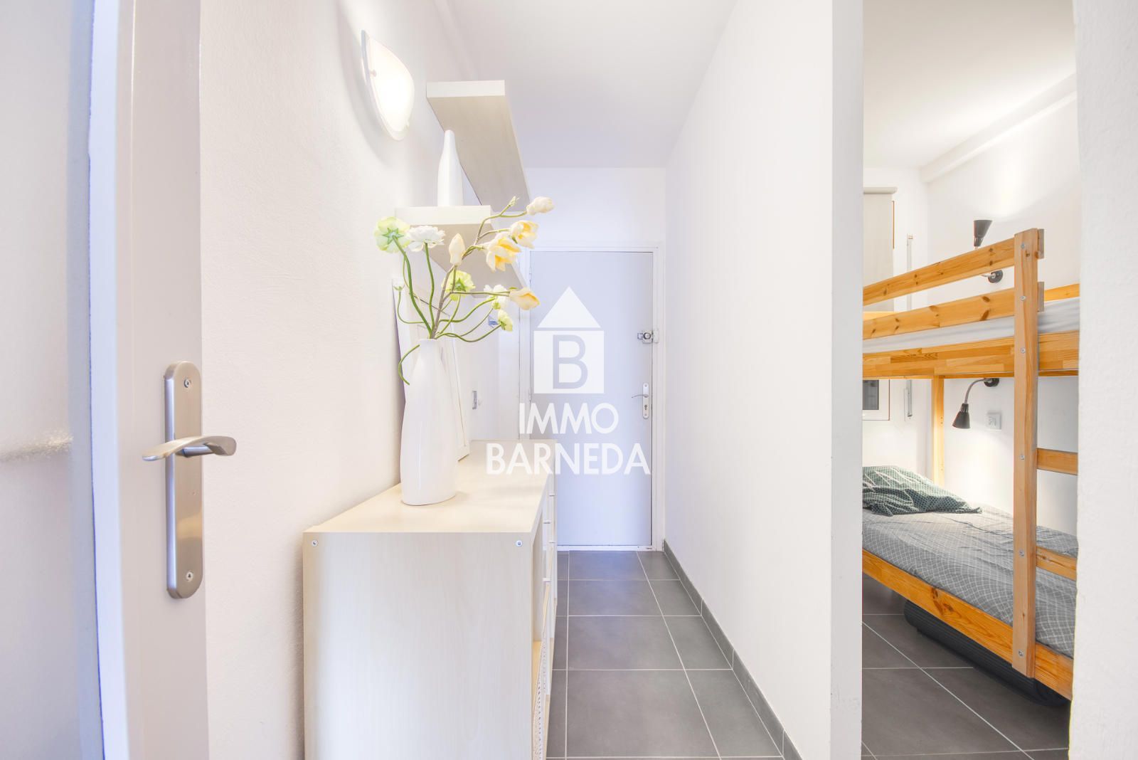 Renovated apartment with sea view and tourist license