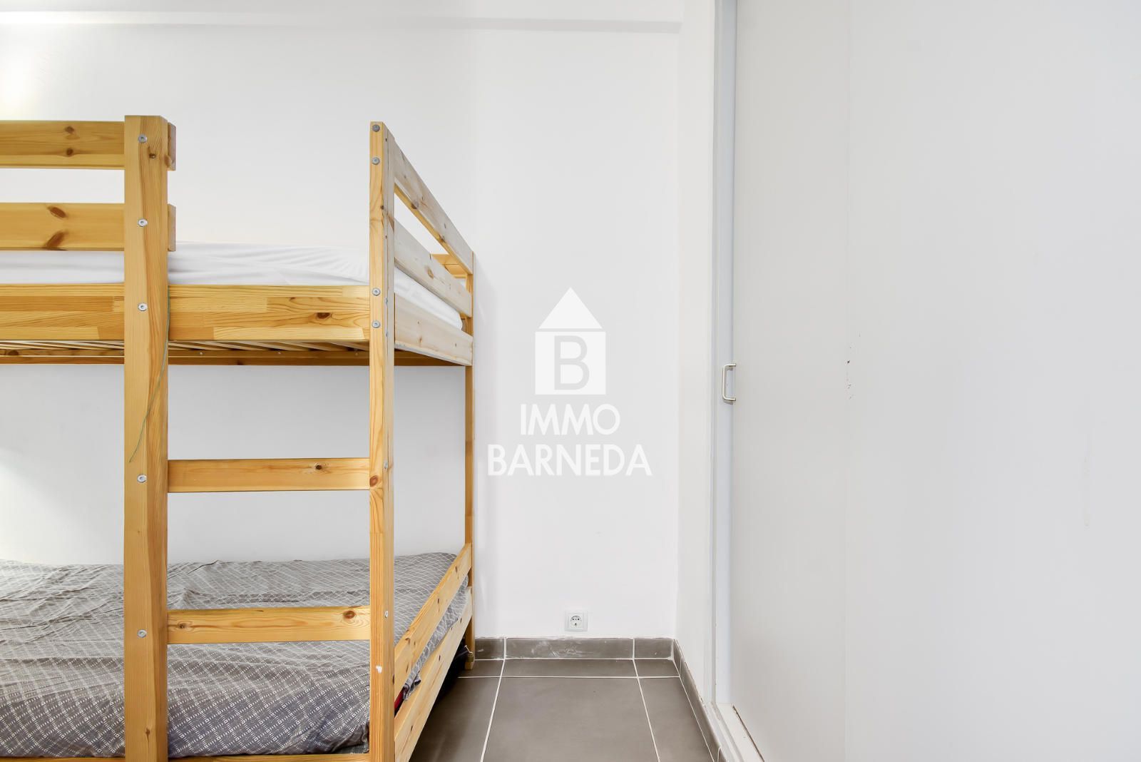 Renovated apartment with sea view and tourist license