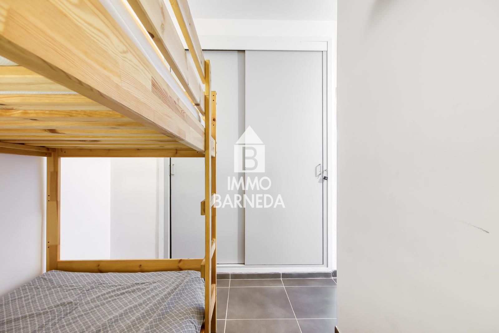 Renovated apartment with sea view and tourist license