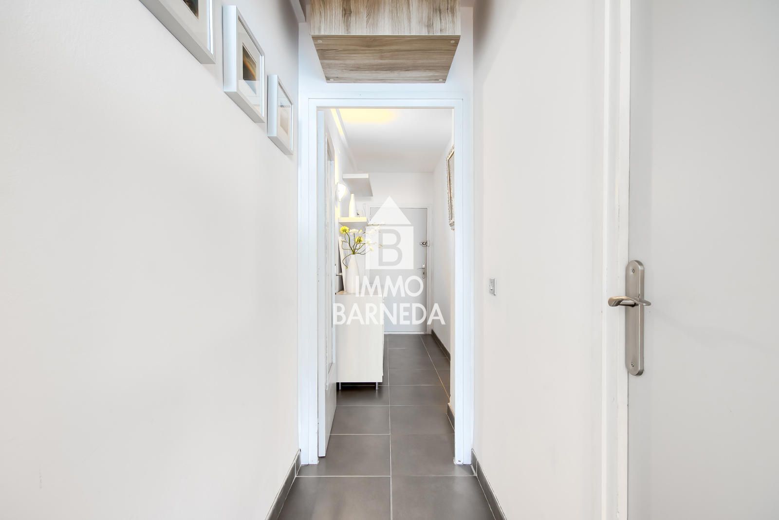 Renovated apartment with sea view and tourist license