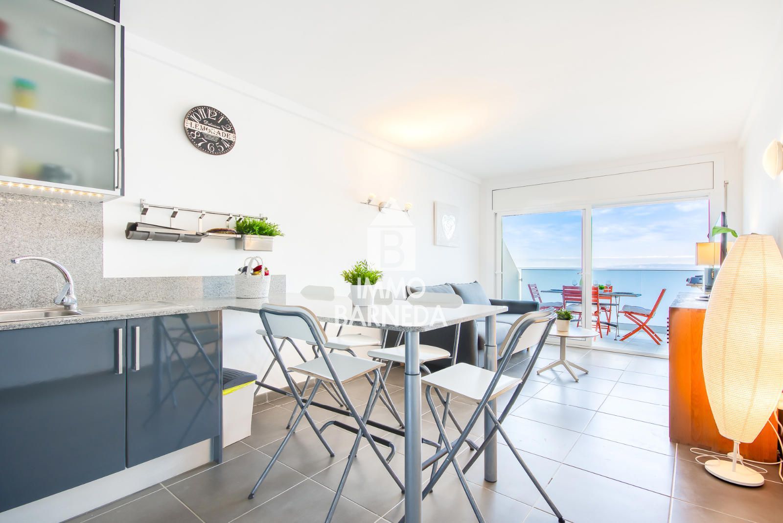 Renovated apartment with sea view and tourist license