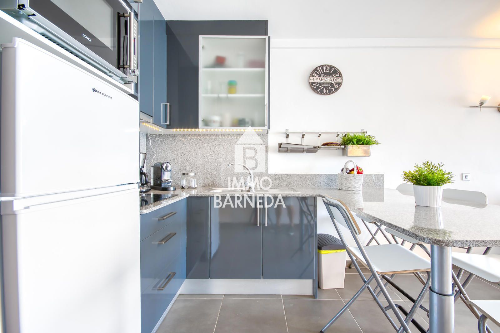 Renovated apartment with sea view and tourist license