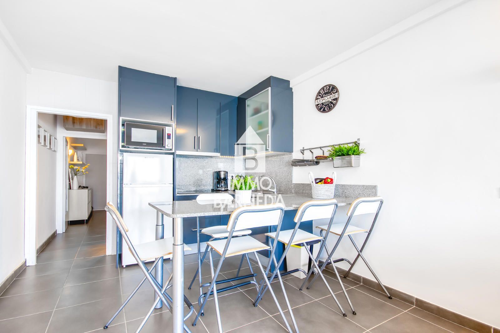 Renovated apartment with sea view and tourist license