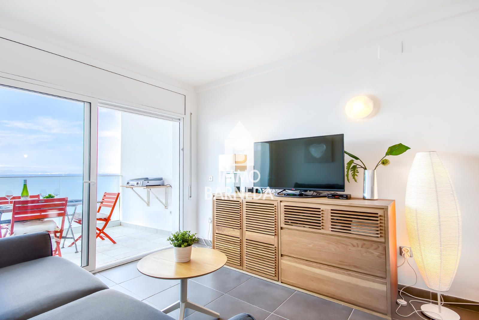 Renovated apartment with sea view and tourist license