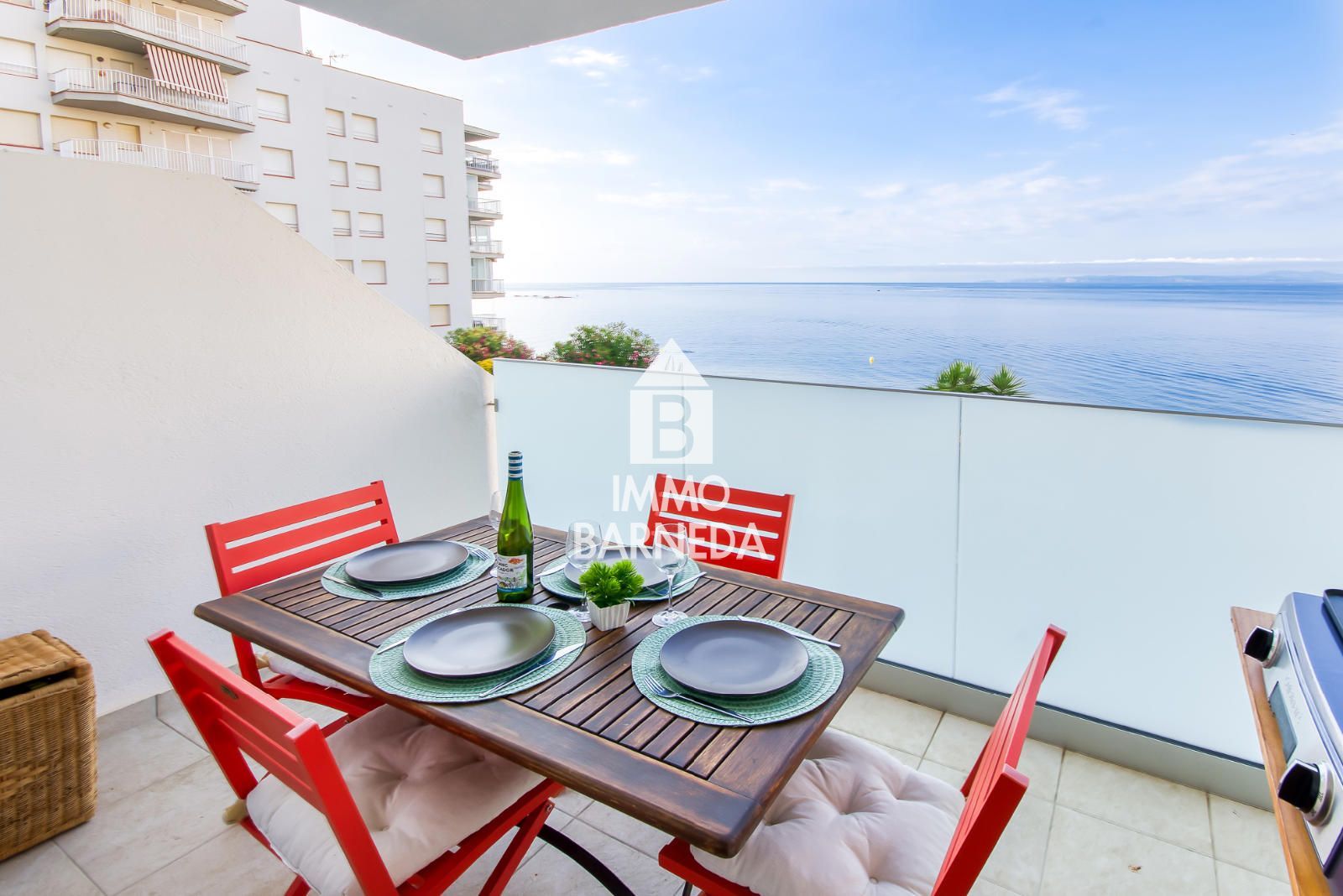 Renovated apartment with sea view and tourist license