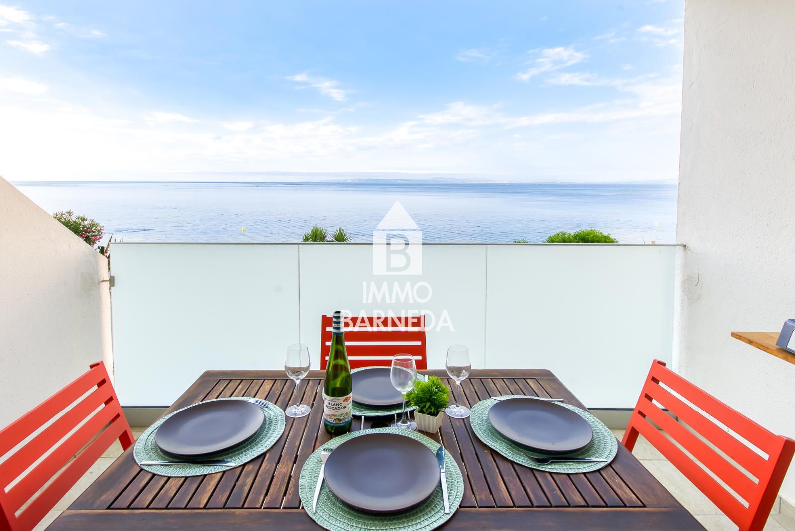 Renovated apartment with sea view and tourist license