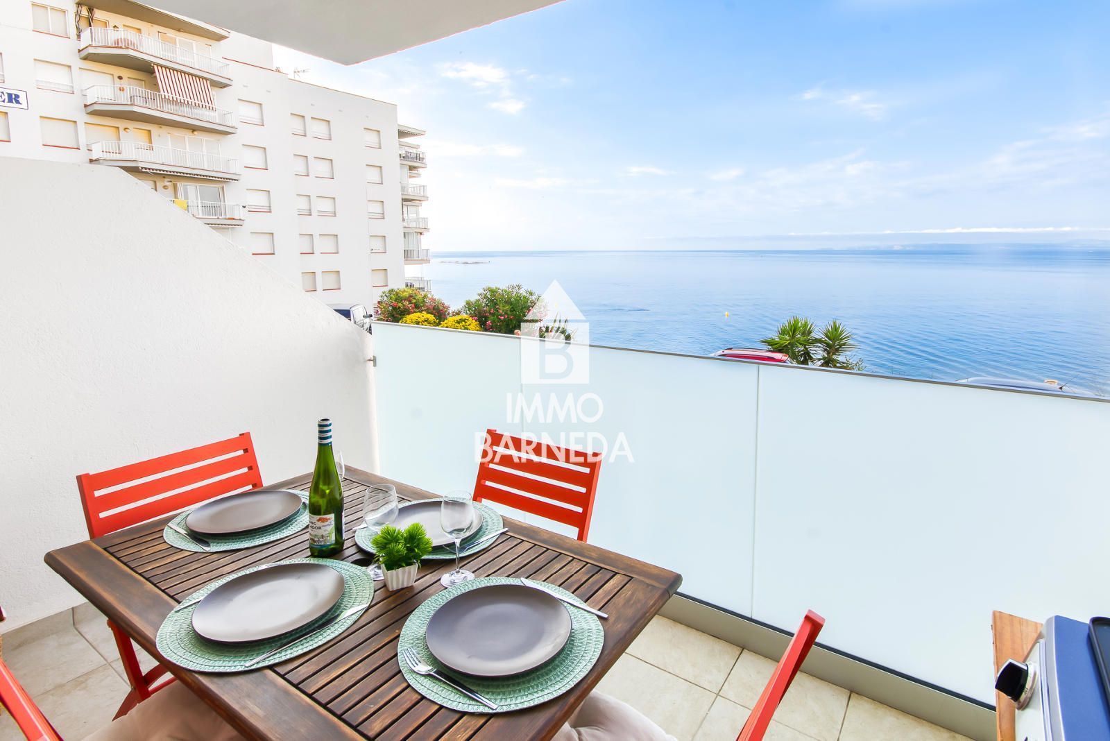 Renovated apartment with sea view and tourist license