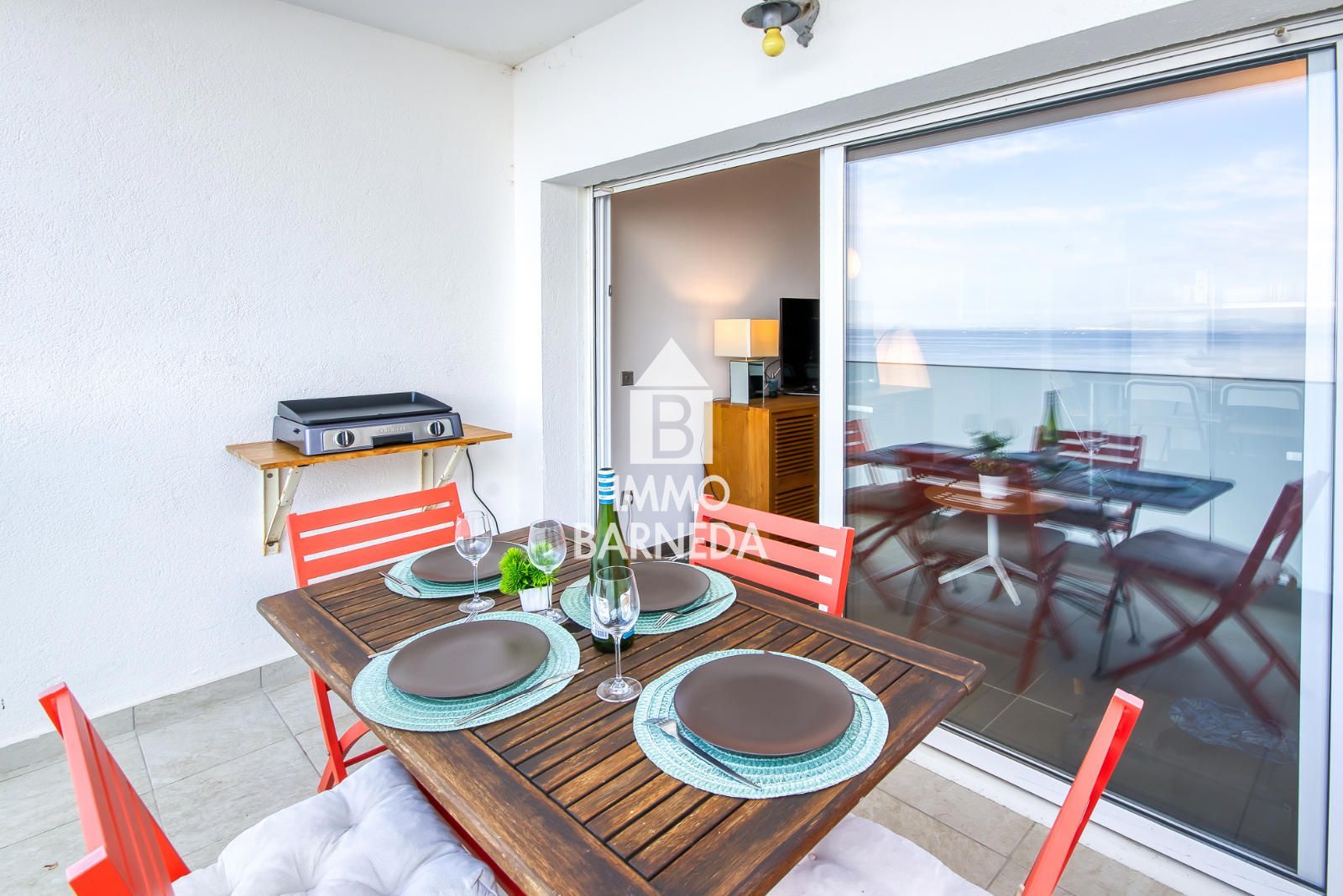Renovated apartment with sea view and tourist license