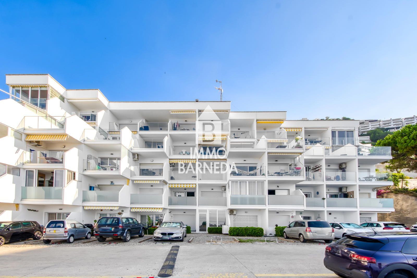 Renovated apartment with sea view and tourist license