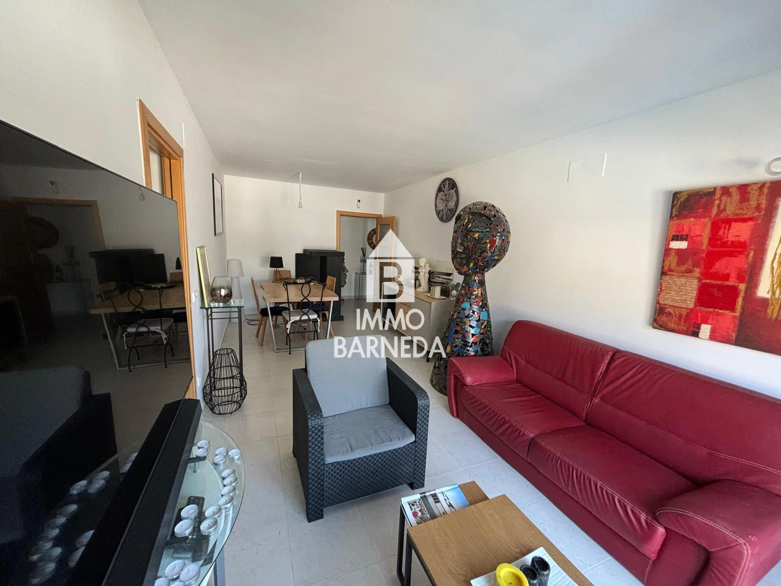 Bright 3-bedroom apartment with views, private parking and lift