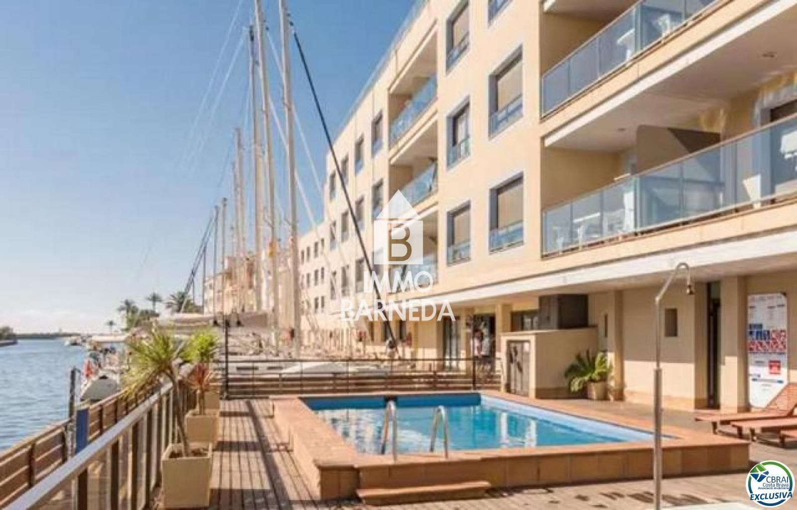 Apartamento de dos dormitorios con amarre y vista al canal