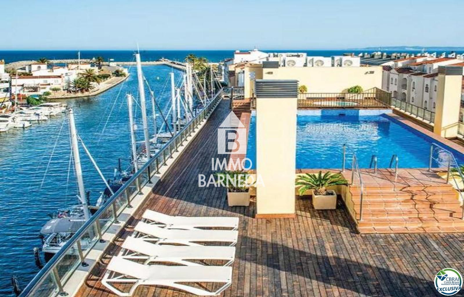 Apartamento de dos dormitorios con amarre y vista al canal