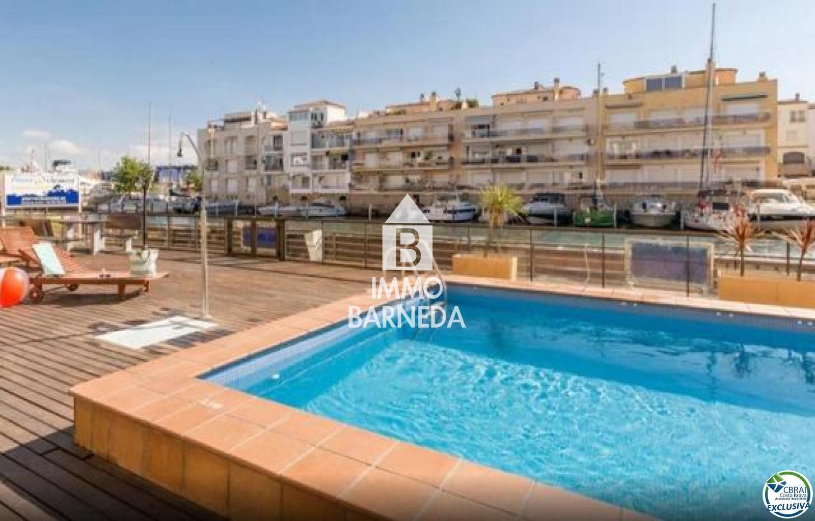 Apartamento de dos dormitorios con amarre y vista al canal
