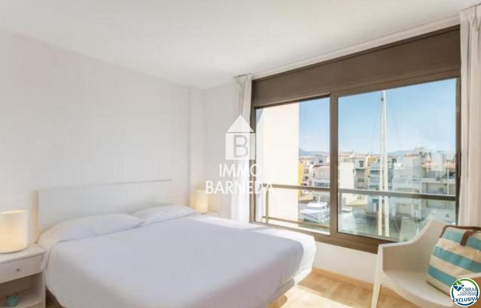 Apartamento de dos dormitorios con amarre y vista al canal