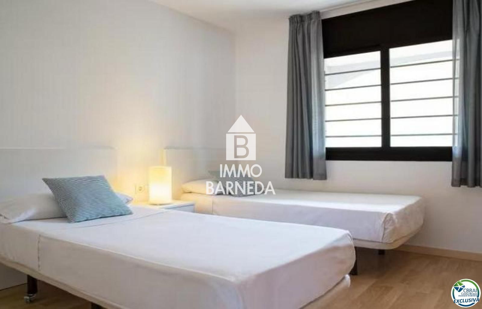 Apartamento de dos dormitorios con amarre y vista al canal