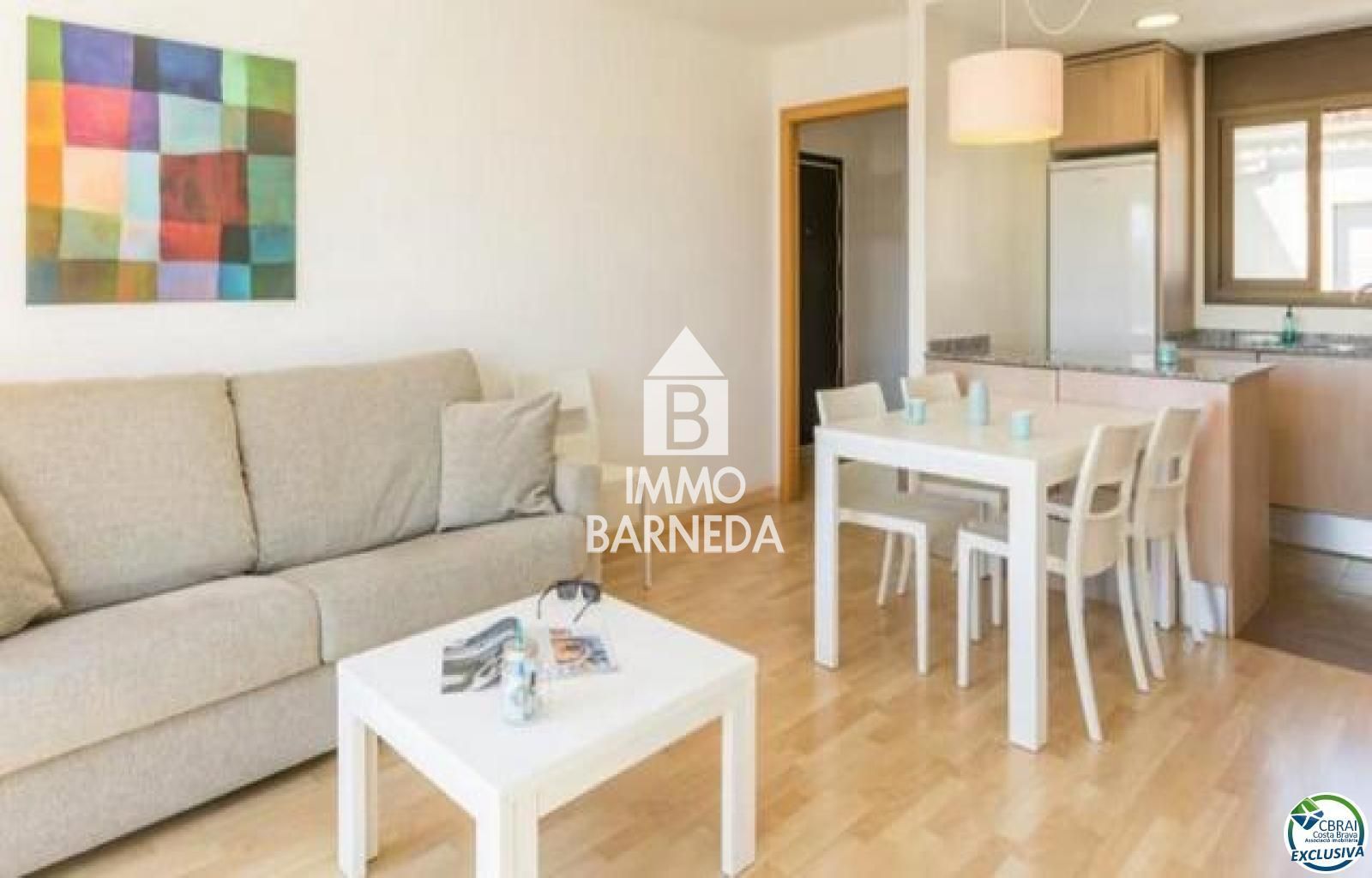 Apartamento de dos dormitorios con amarre y vista al canal