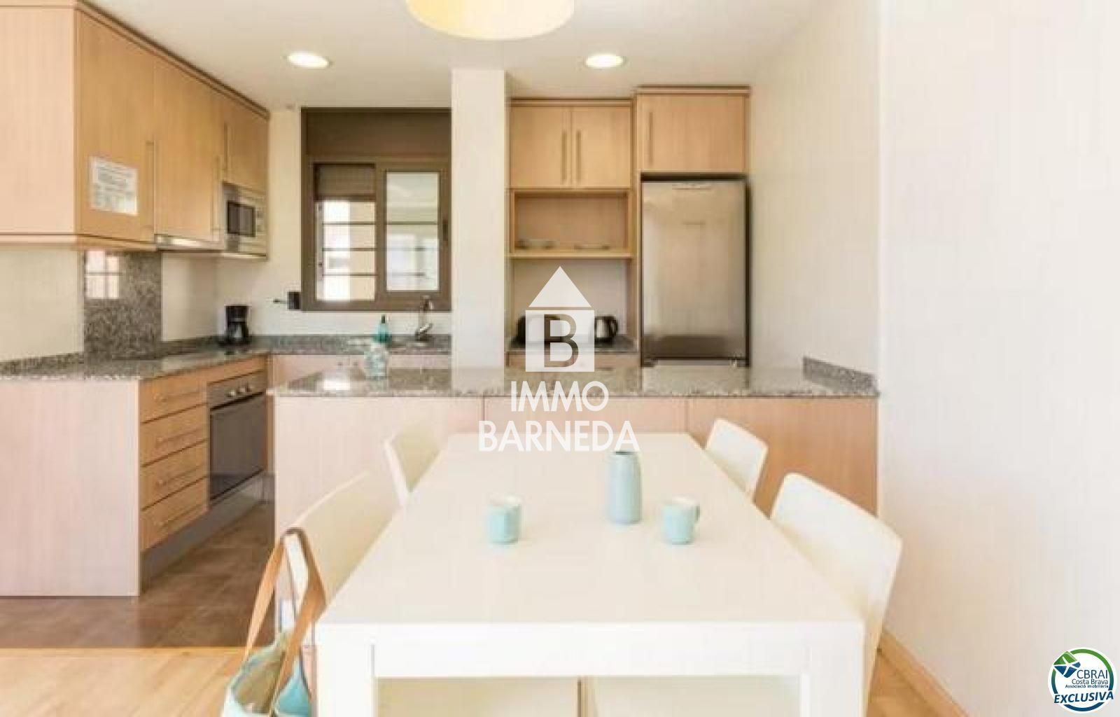 Apartamento de dos dormitorios con amarre y vista al canal