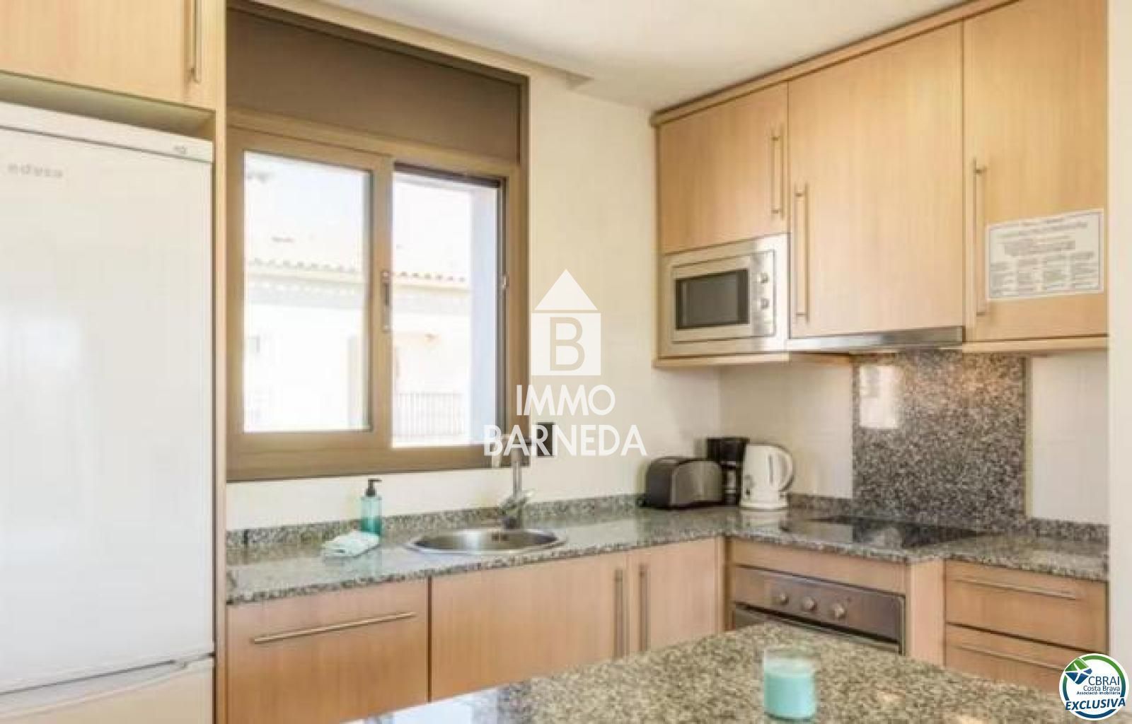 Apartamento de dos dormitorios con amarre y vista al canal