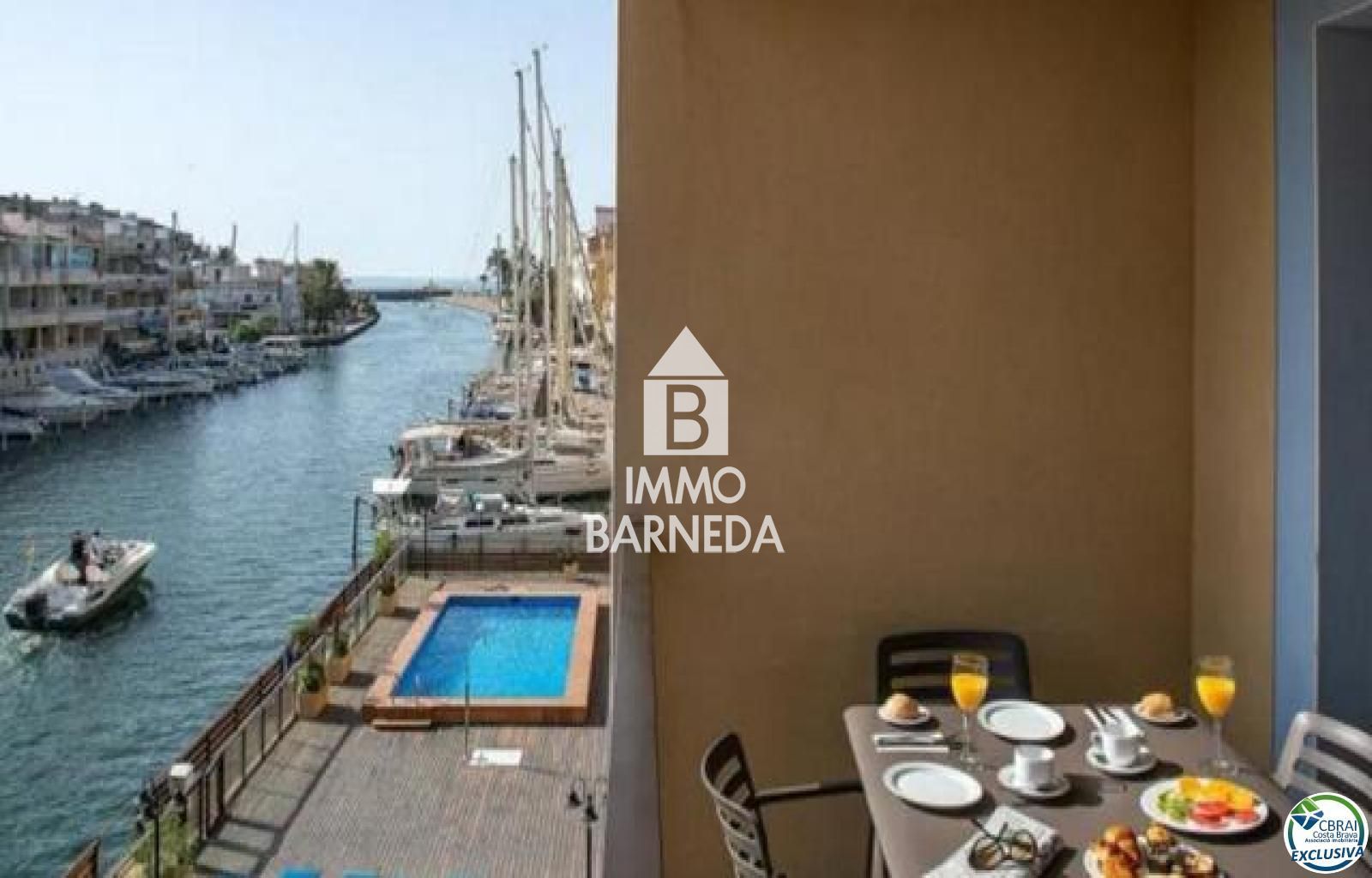 Apartamento de dos dormitorios con amarre y vista al canal