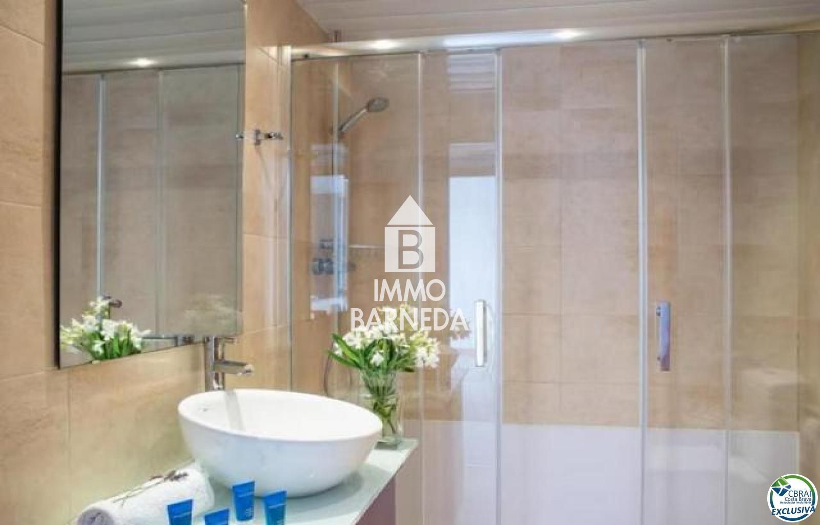 Apartamento de dos dormitorios con amarre y vista al canal