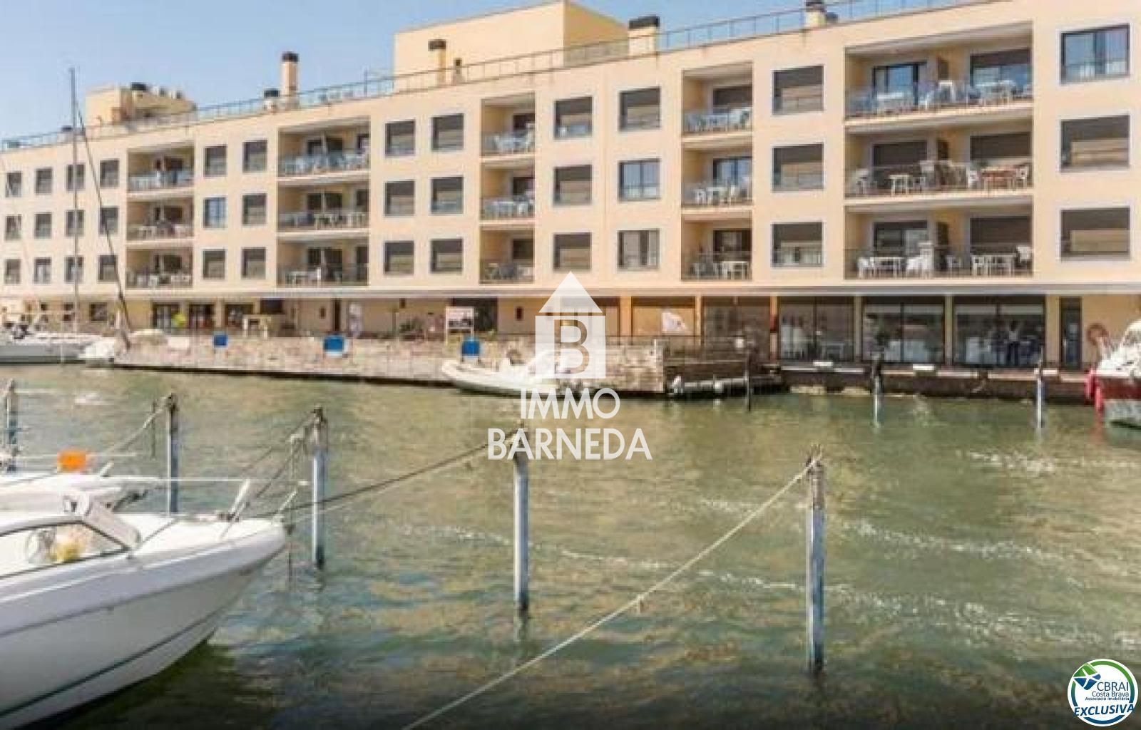 Apartamento de dos dormitorios con amarre y vista al canal