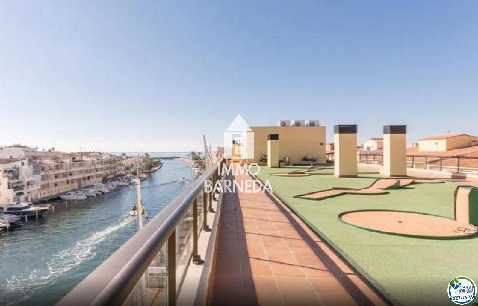 Apartamento de dos dormitorios con amarre y vista al canal