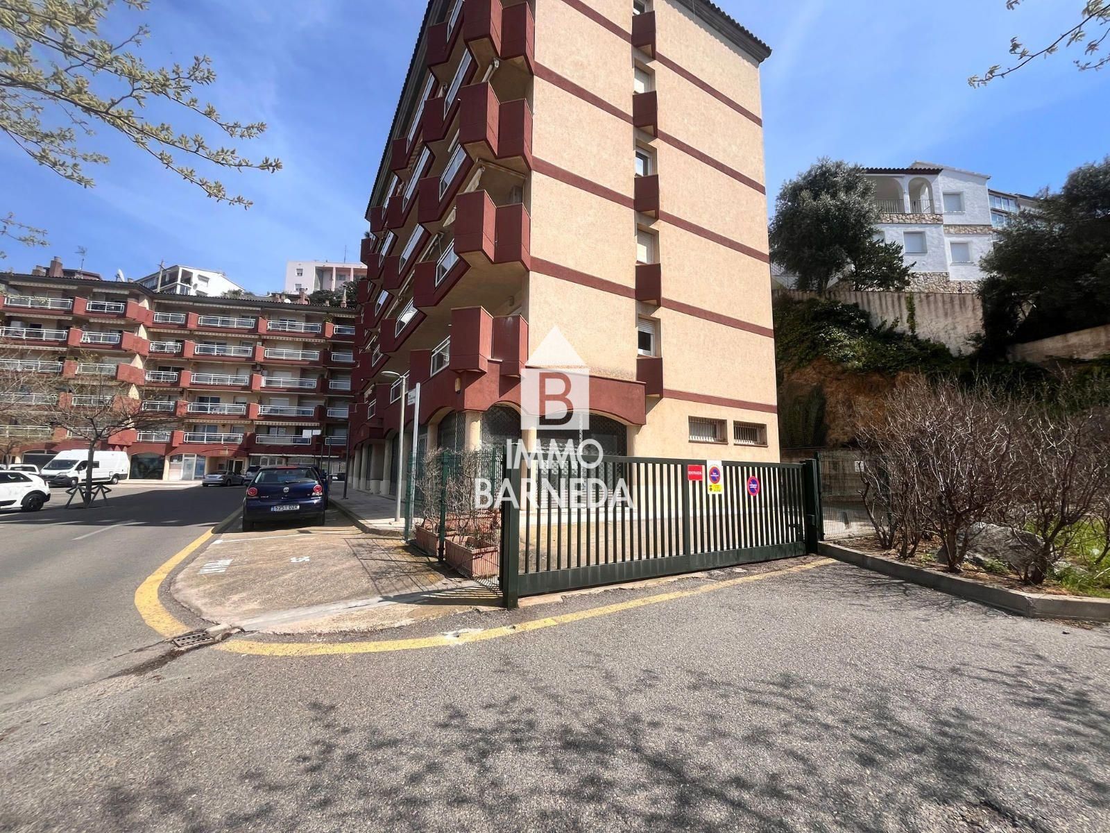 ROSES PORT  Geschlossene Garage von 21 m², 75 m vom Yachthafen von Roses entfernt
