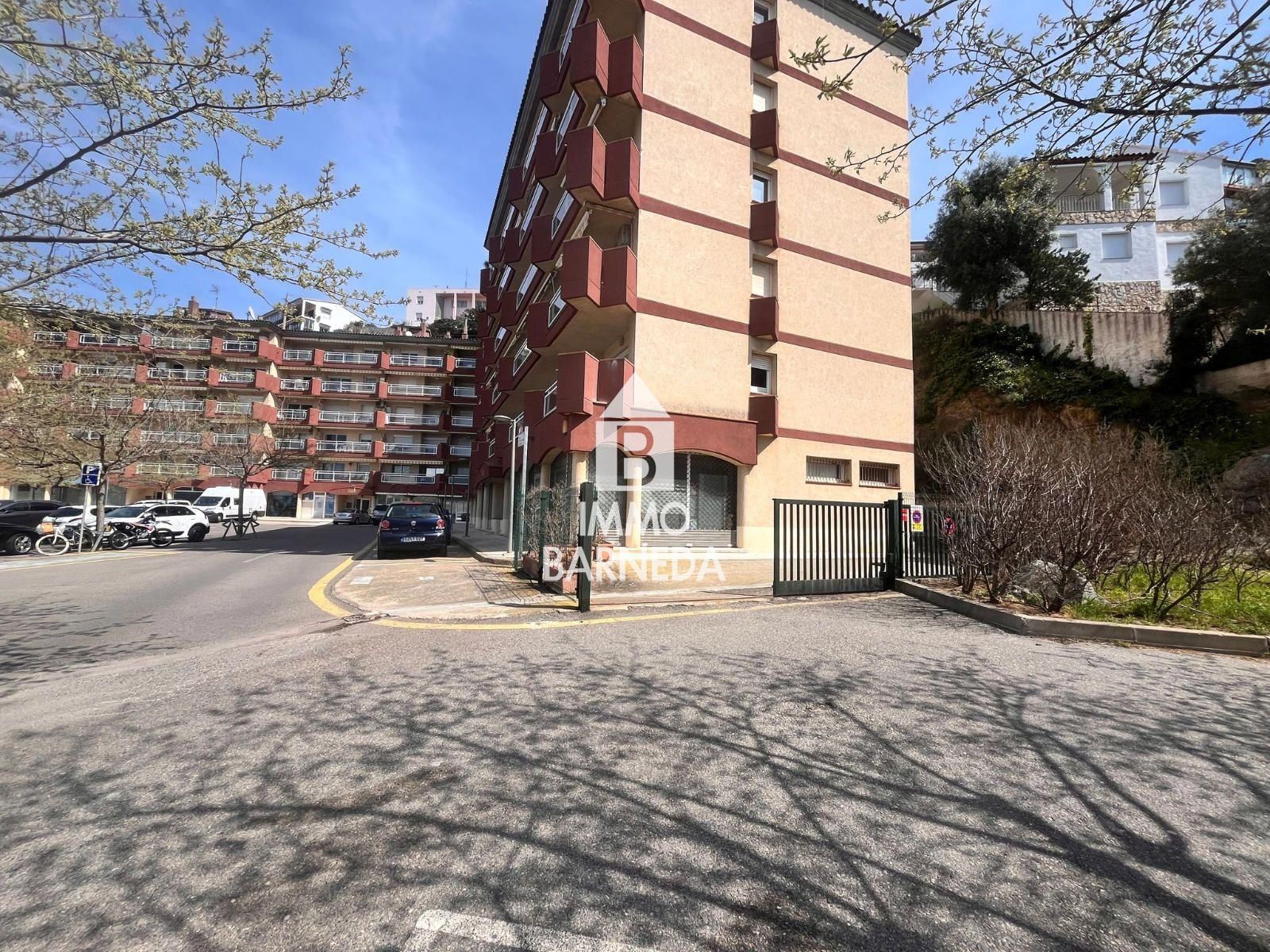 ROSES PORT  Geschlossene Garage von 21 m², 75 m vom Yachthafen von Roses entfernt