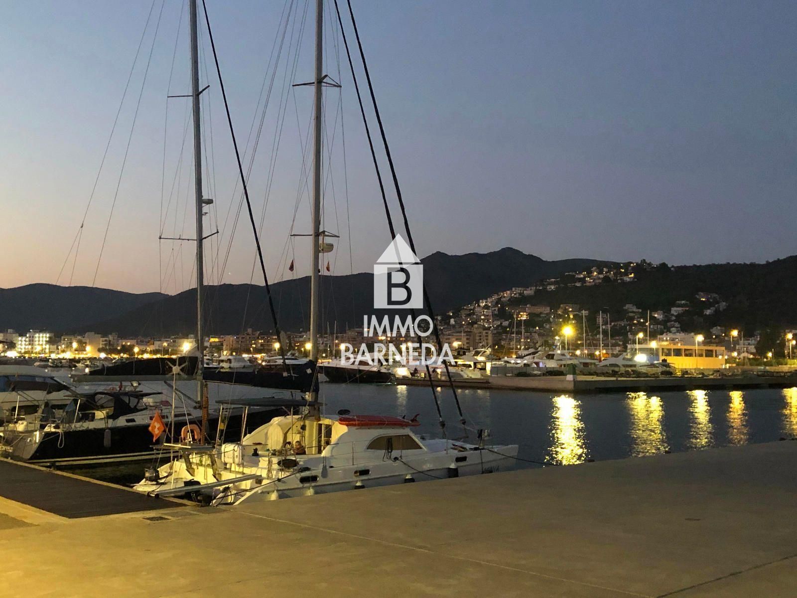 ROSES PORT  Geschlossene Garage von 21 m², 75 m vom Yachthafen von Roses entfernt