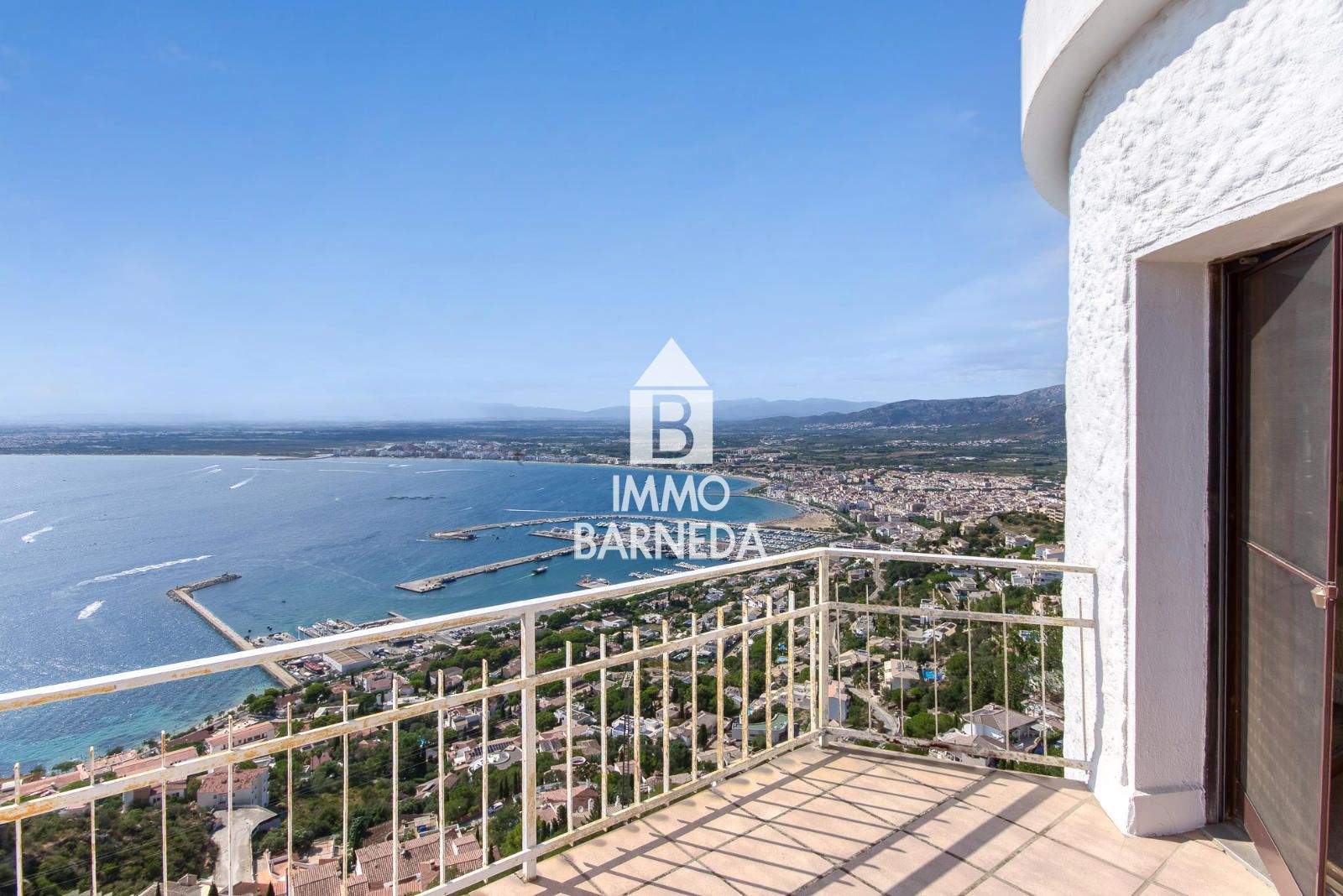 Rustikales Haus mit Panoramablick auf die Bucht von Roses und die Pyrenäen