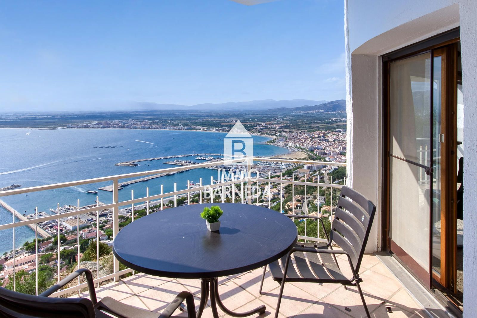 Rustikales Haus mit Panoramablick auf die Bucht von Roses und die Pyrenäen