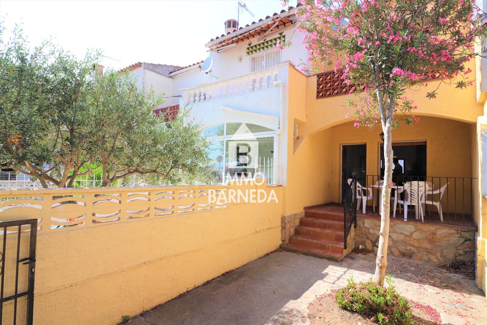 Casa amb llicència turística i piscina comunitaria a Empuriabrava