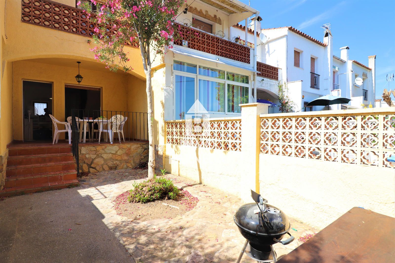 Casa amb llicència turística i piscina comunitaria a Empuriabrava
