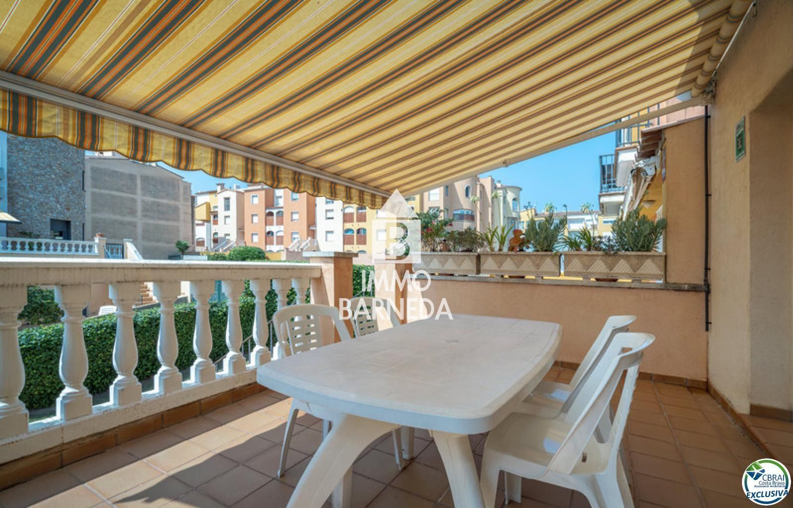 Casa en el centro de la ciudad con piscina comunitaria