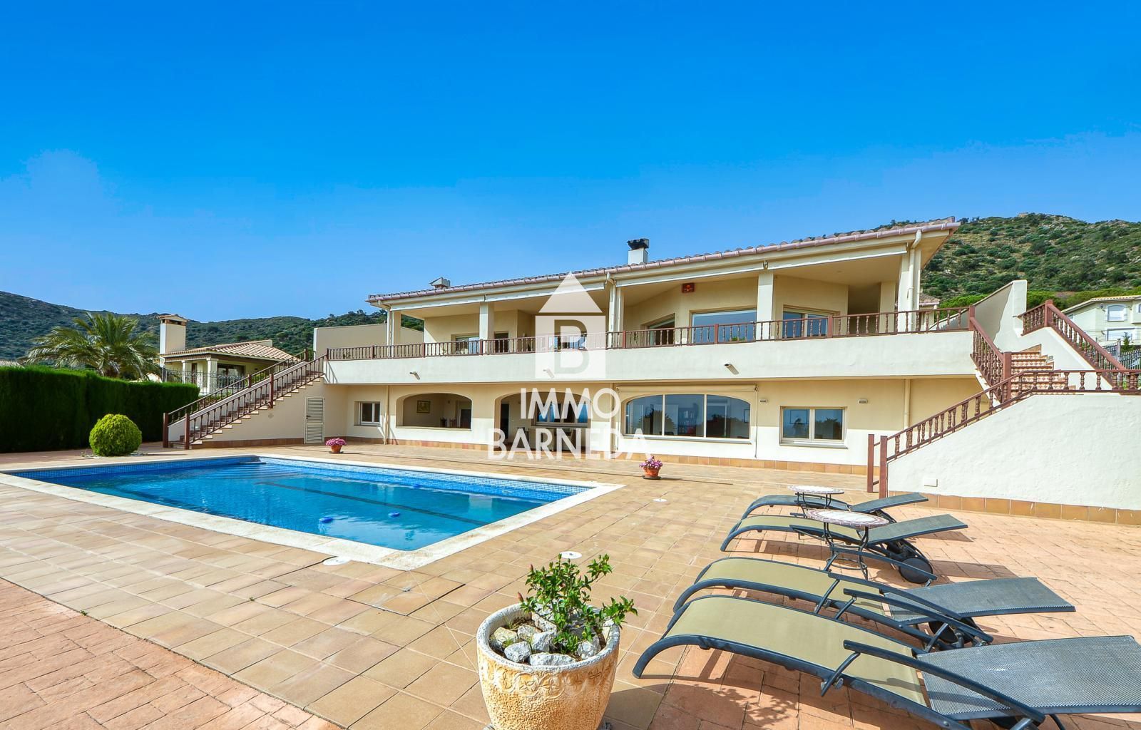 Elegante Villa mit ununterbrochenem Panoramablick von der Bucht von Roses bis zu den Pyrenäen in Els Olivars, Pau